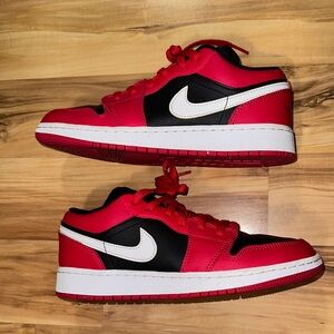 AIR JORDAN 1 LOW (GS) BLACK/WHITE-VERY BERRY